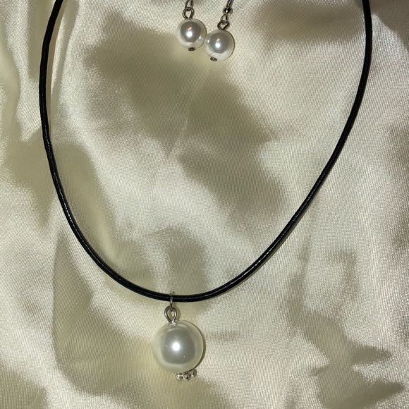 Faux pearl pendant on leather necklace & earrings - Picture 6 of 8